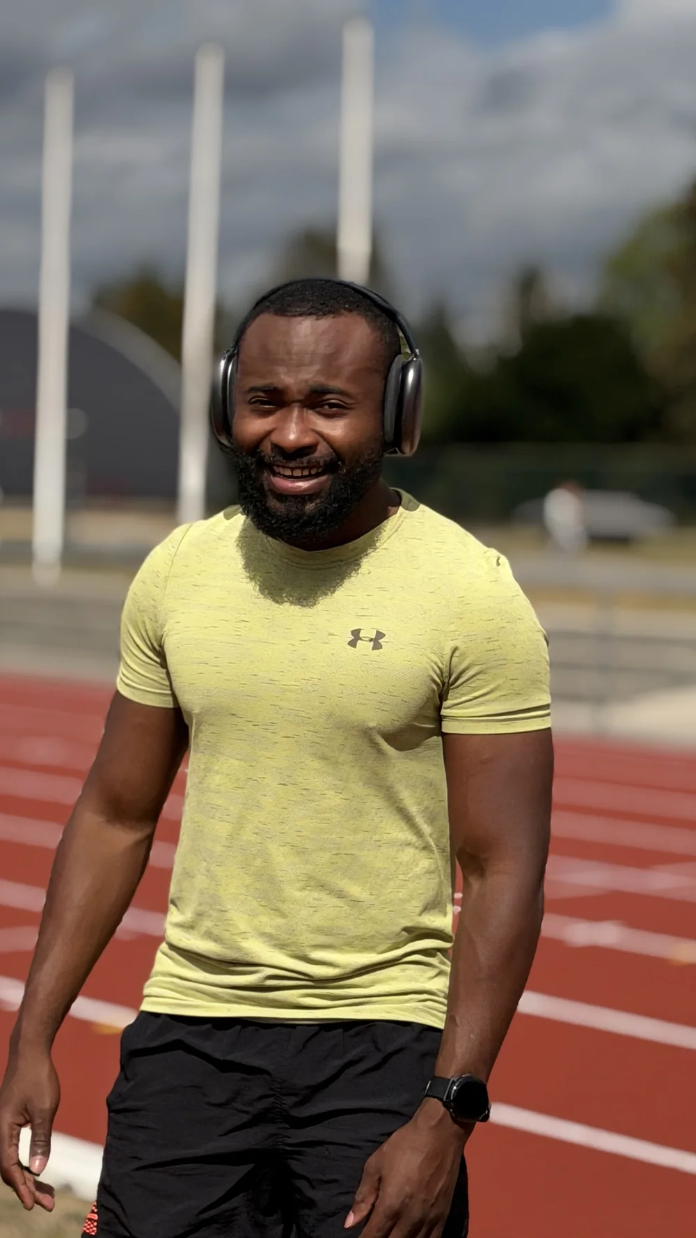 Bouba Ousmana souriant sur la piste d’athlétisme