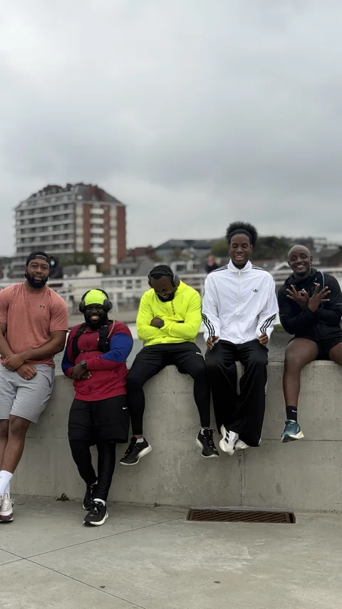 Les membres du groupe échangent un sourire pendant la pause