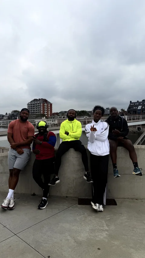 Le groupe pose ensemble près de la passerelle