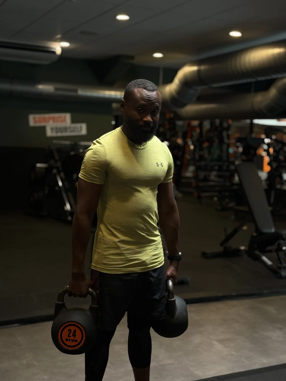 Bouba Ousmana en séance avec deux kettlebells